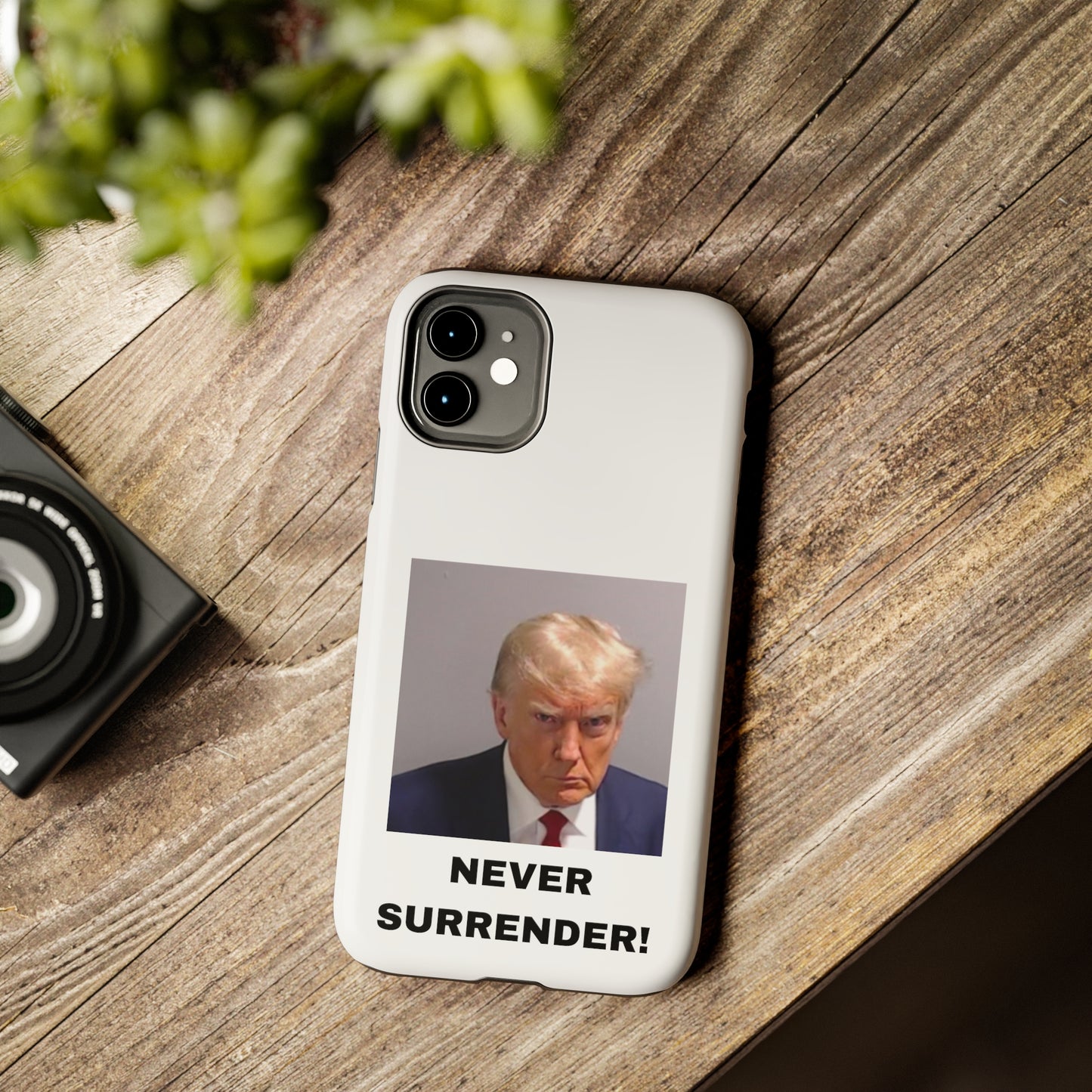 NEVER SURRENDER Trump Mugshot Phone Case